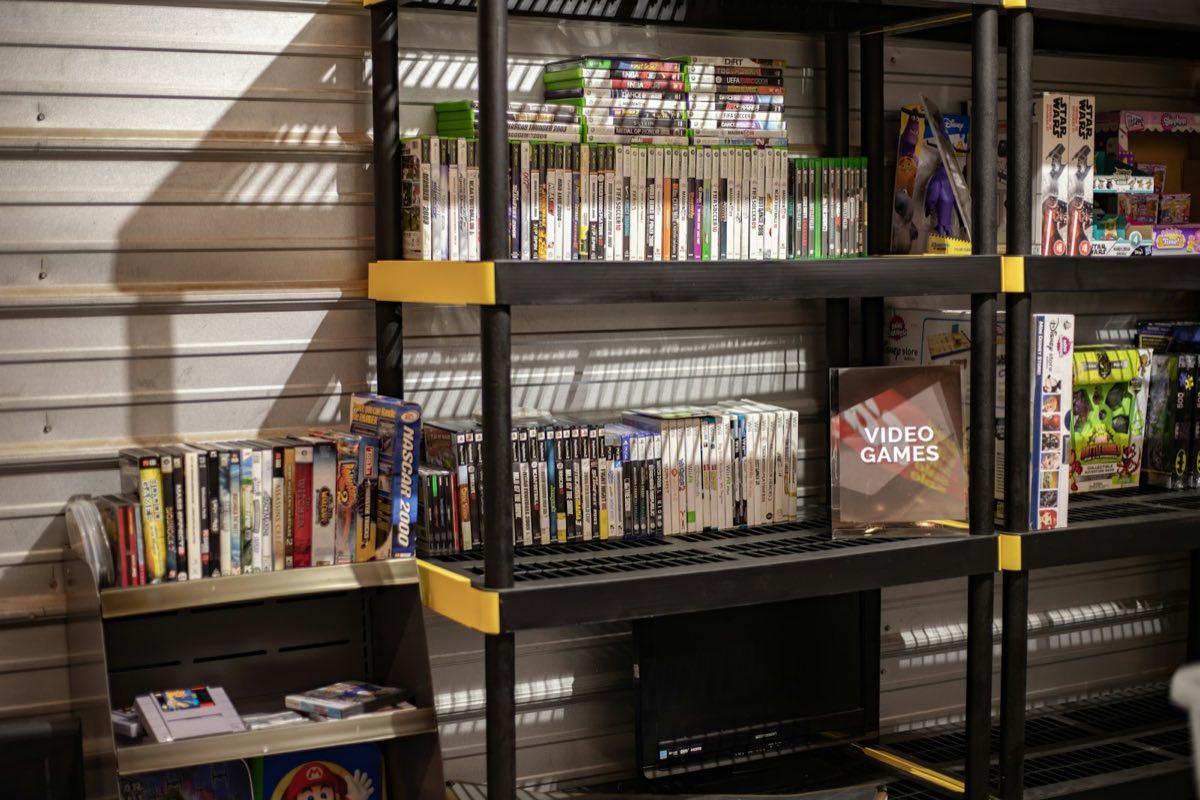 Estanterías repletas de videojuegos en caja