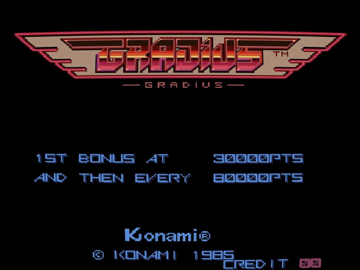 Pantalla de título de Gradius en un mueble arcade de Konami, 1985
