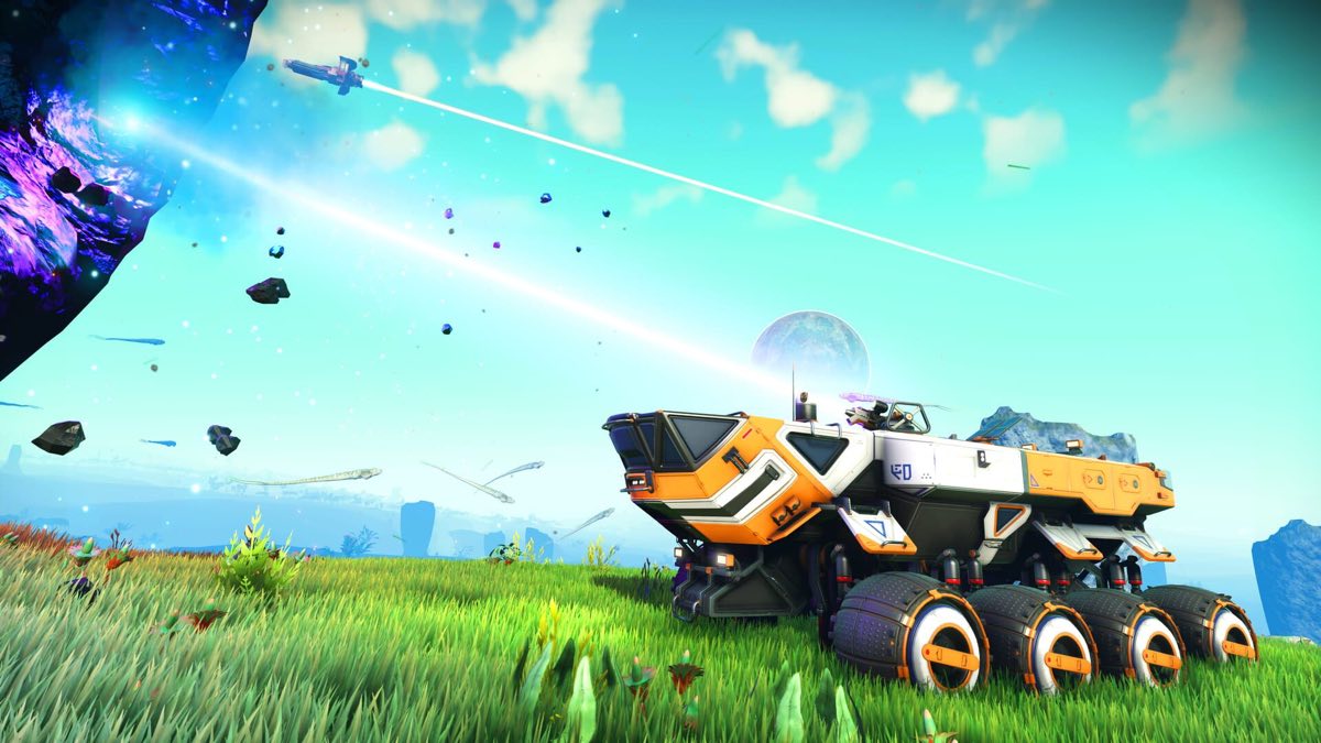 Un Exocraft à huit roues, orange et blanc, sur une prairie sous un ciel turquoise, avec un vaisseau et des débris d'astéroïdes au-dessus
