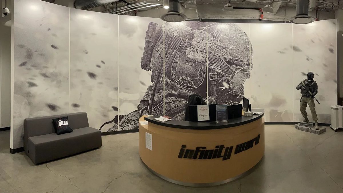 Der Empfangsbereich des Studios Infinity Ward: ein runder Tresen mit dem Studiologo vor einem großen Schwarzweiß-Wandbild eines Soldaten