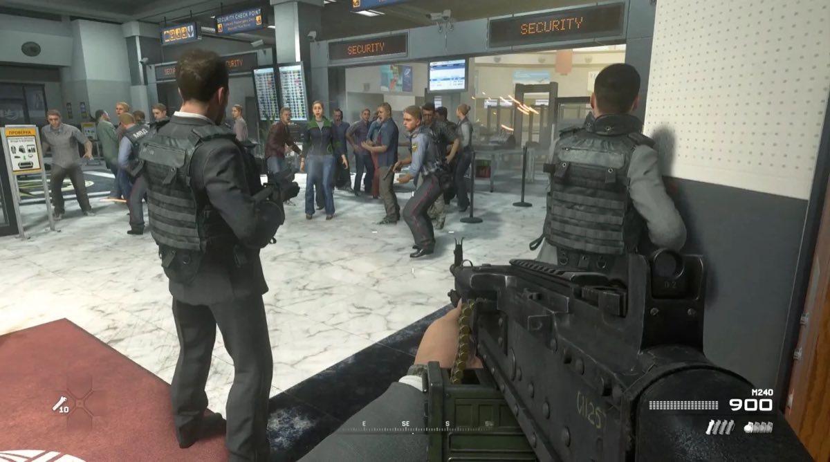Ego-Perspektive in der Remaster-Version der Mission: zwei Bewaffnete im Vordergrund, dahinter Zivilisten und Wachen an der Sicherheitskontrolle des Flughafens
