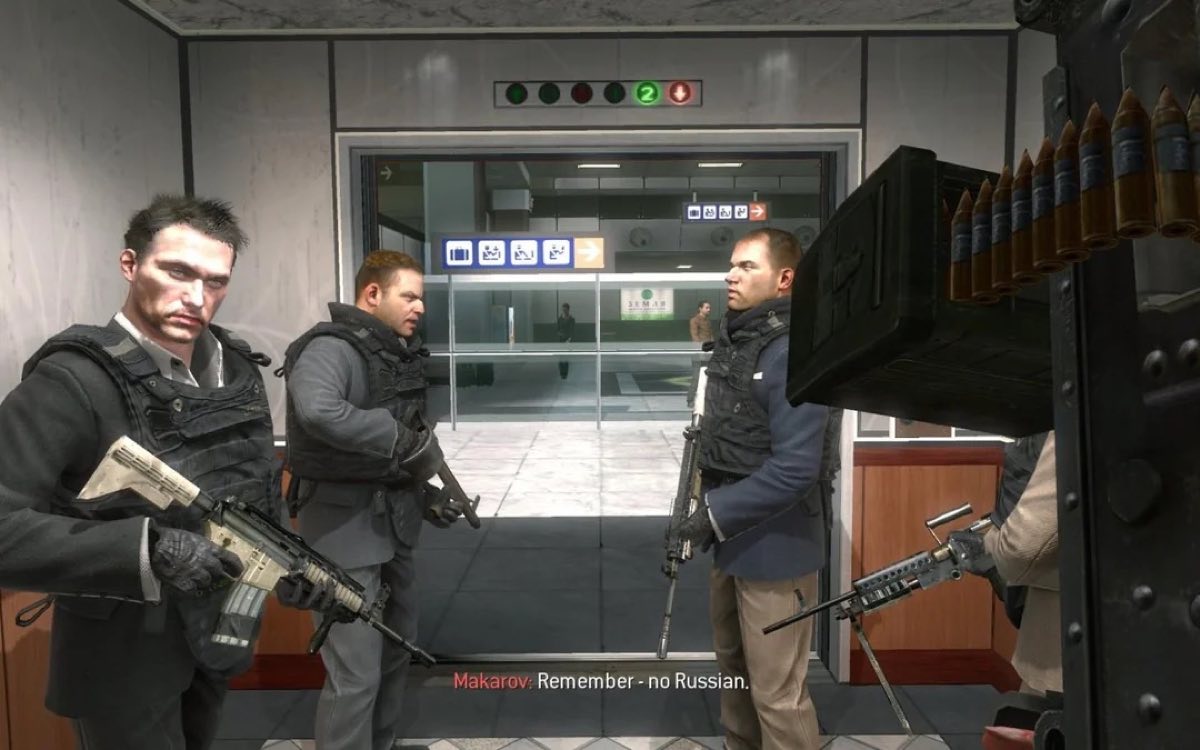 Makarov und zwei weitere Bewaffnete vor den Türen eines Flughafenaufzugs, mit dem Untertitel 'Remember - no Russian.' im Bild