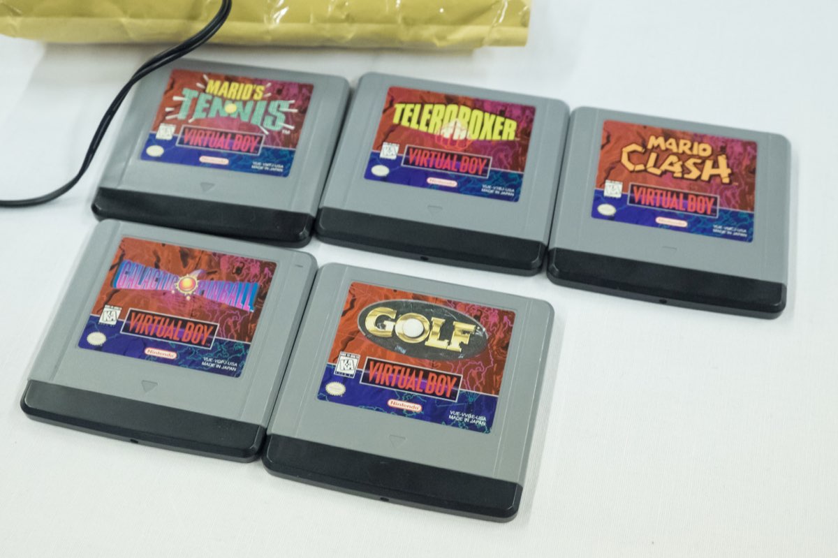 Cinco cartuchos de Virtual Boy: Mario's Tennis, Teleroboxer, Mario Clash, Galactic Pinball y Golf