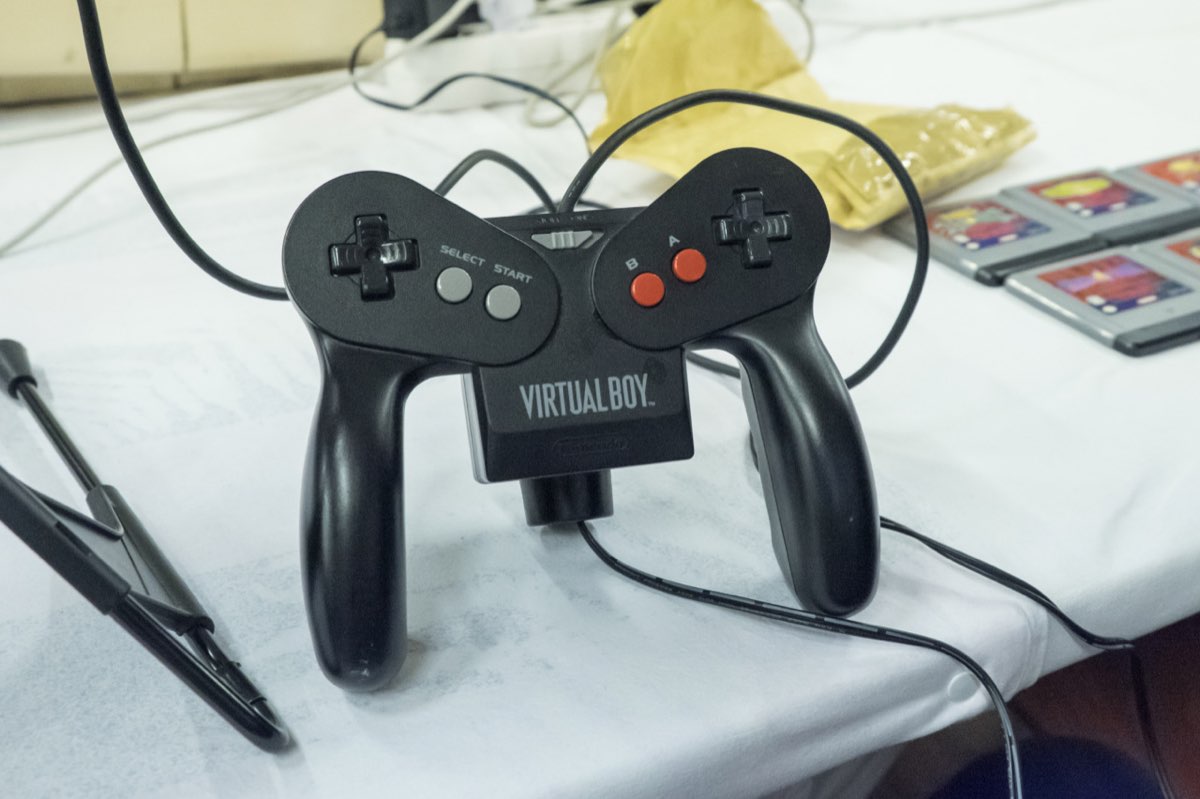 El mando de la Virtual Boy: dos cruces direccionales, botones A y B, y el bloque de alimentación en el centro